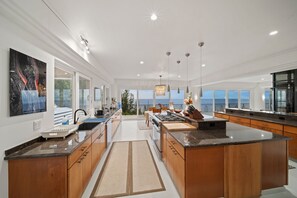 6 bedrooms - Waterfalling Estate in Ninole (Ninole)