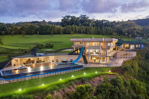 House | 6 bedrooms - Waterfalling Estate in Ninole (Ninole)