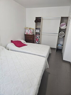 3 quartos, ferros/tábuas de passar roupa, Wi-Fi, roupa de cama