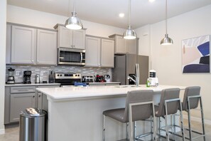 冷蔵庫、電子レンジ、オーブン、コンロ