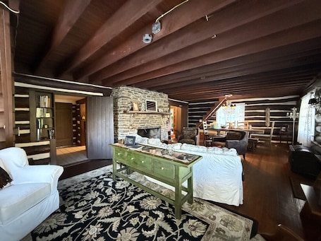 Smart TV, fireplace. Historic Alpine Lakeside Manor