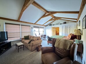 Smart TV, fireplace - Historic Alpine Lakeside Manor (Terra Alta)