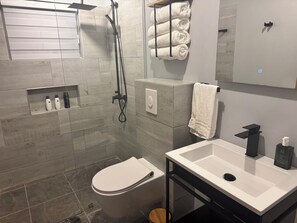 Dusj, hårføner, håndklær og såpe