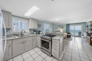 Køleskab, mikrobølgeovn, ovn, kogeplade