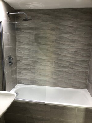 Apartment | Badezimmer | Duschwanne, Komfortbadewanne, Haartrockner, Handtücher