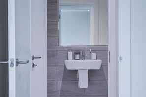 Apartment | Badezimmer | Duschwanne, Komfortbadewanne, Haartrockner, Handtücher