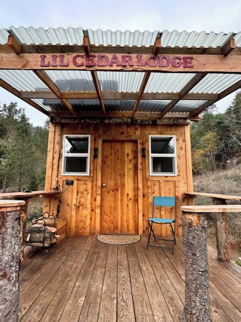 Terrace/patio. Lil Cedar Lodge