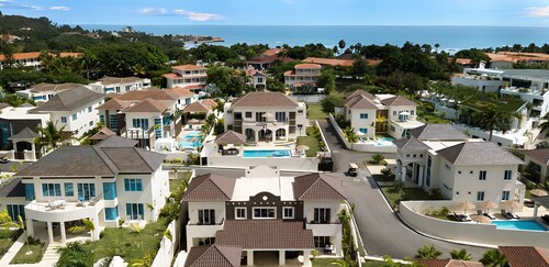 Lifestyles Resort Villa 7-Bedroom All Inclusive {White Bracelet} Puerto Plata
