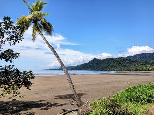 Duplex Sleeps 6 w/ WiFi and AC--5 Mins Drive to Dominical Beach-30 Mins to Uvita