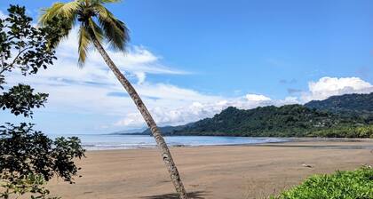 Duplex Sleeps 6 w/ WiFi and AC--5 Mins Drive to Dominical Beach-30 Mins to Uvita