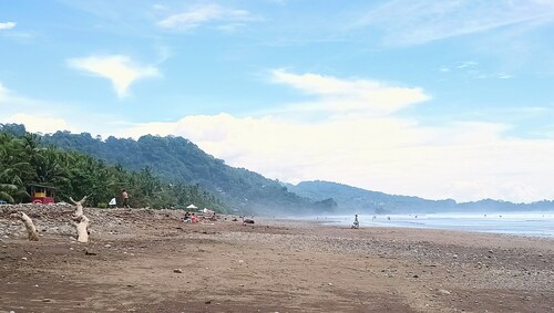 New Duplex Sleeps 6--5 Mins to Dominical Beach-30 Mins to Marino Ballena N. Park