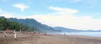 New Duplex Sleeps 6--5 Mins to Dominical Beach-30 Mins to Marino Ballena N. Park