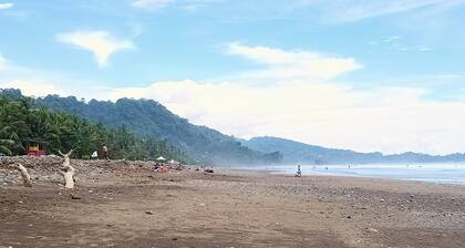 New Duplex Sleeps 6--5 Mins to Dominical Beach-30 Mins to Marino Ballena N. Park