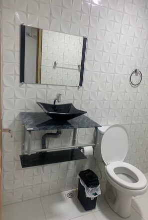Ducha, toallas, jabón y papel higiénico