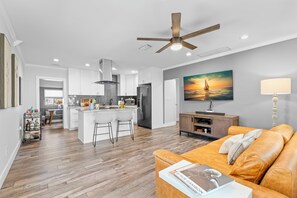 Fernseher, Bücher, Musikbibliothek