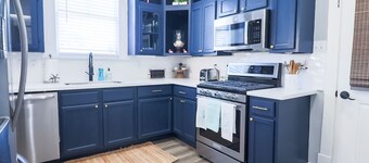 Vibrant Bungalow 2 Minutes to the Beach