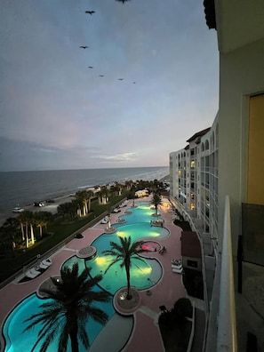 Room - Unique Beachfront Condo With Exceptional Views (Galveston)
