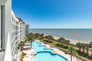 Room - Unique Beachfront Condo With Exceptional Views (Galveston)