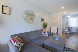 House - One-of-a-kind Home Near Moody Gardens (Almont)