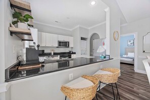 Kjøleskap, ovn, kokeplater og oppvaskmaskin