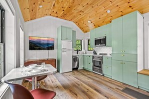 Apartment | 6 bedrooms - Group Getaway, Modern Cabins Sleep 16, Gatlinburg (Gatlinburg)