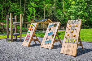 Apartment | 6 bedrooms - Group Getaway, Modern Cabins Sleep 16, Gatlinburg (Gatlinburg)