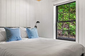 Apartment | 6 bedrooms - Group Getaway, Modern Cabins Sleep 16, Gatlinburg (Gatlinburg)