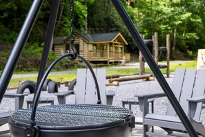 Apartment | 6 bedrooms - Group Getaway, Modern Cabins Sleep 16, Gatlinburg (Gatlinburg)