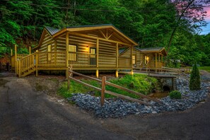 Apartment | 6 bedrooms - Group Getaway, Modern Cabins Sleep 16, Gatlinburg (Gatlinburg)