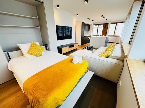 Beautiful one bedroom w balcony&parking