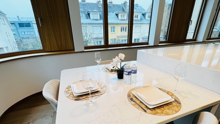 Beautiful one bedroom w balcony&parking