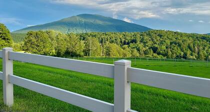 Antique farmhouse with spectacular mountain view in a bucolic setting.