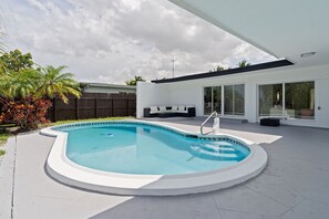 House | 3 bedrooms, Internet - Dreamy 4BR Getaway w Private Pool Luxe Patio in Miramar (Miramar)