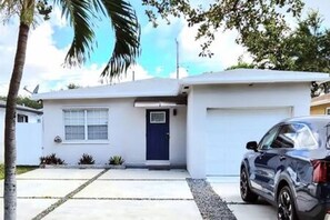 House - Hollywood Hideaway Luxe 3BR Escape (Hollywood)