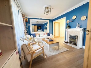 A living room with a fireplace, a sofa set, and a coffee table. - NEW Cosy 2 Bedroom Home | Free Parking + Garden (Canterbury)