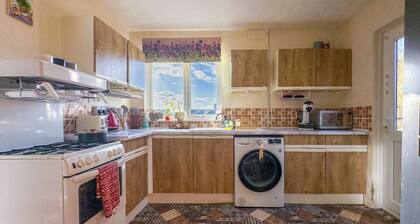 NEW Cosy 2 Bedroom Home | Free Parking + Garden