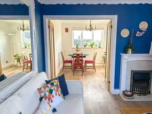 TV, fireplace - Cosy Family Home in Canterbury (Canterbury)