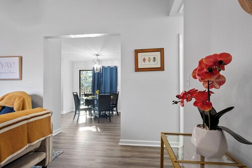 Charming Private Oasis - close to airport, mall, and downtown.