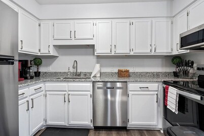 Charming Private Oasis - close to airport, mall, and downtown.