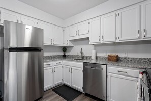 Mikrobølgeovn, ovn, kokeplater og oppvaskmaskin