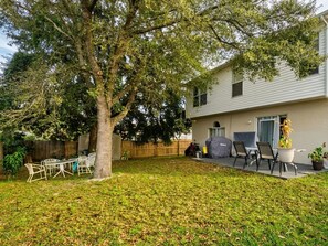 Outdoor dining - 4-bedroom in at the Top Notch Villa in  Deltona, 25 min to Disney and Universal. (Deltona)