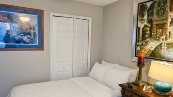 4 bedrooms, iron/ironing board, WiFi, bed sheets