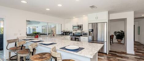 Kylskåp, mikrovågsugn, ugn och spishäll