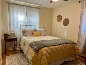 2 bedrooms, desk, iron/ironing board, travel crib - Home Sweet Home Upper Level Apartment (Miles City)