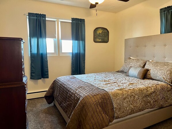 2 Schlafzimmer, Schreibtisch, Bügeleisen/Bügelbrett, Reisekinderbett