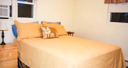 Cowtown Getaway Upper Level Apartment