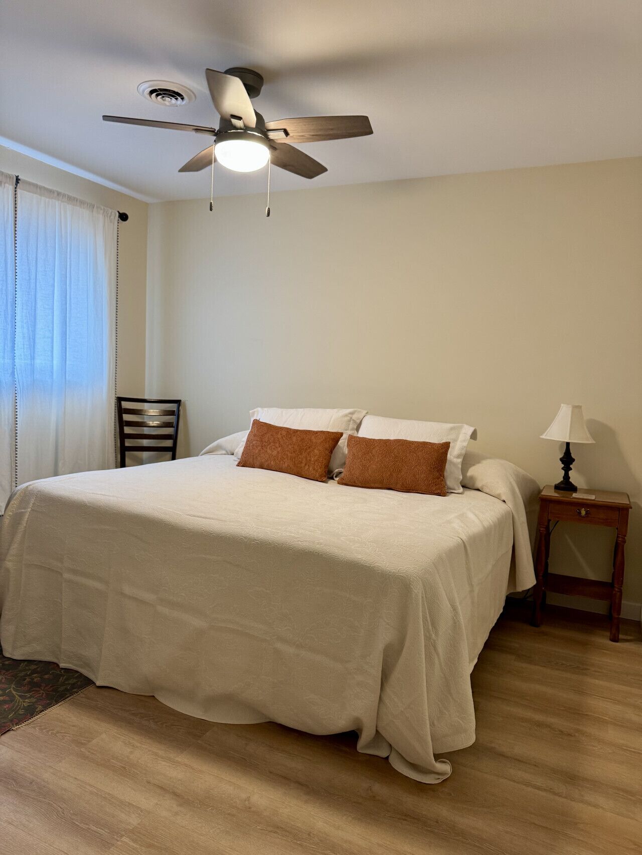 2 Schlafzimmer, Schreibtisch, Bügeleisen/Bügelbrett, Reisekinderbett