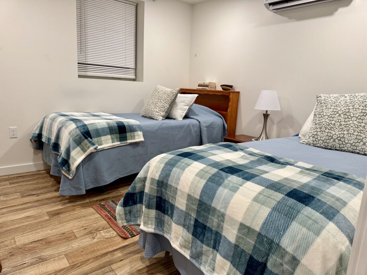 2 camere, una scrivania, ferro/asse da stiro, culla da viaggio