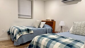 2 Schlafzimmer, Schreibtisch, Bügeleisen/Bügelbrett, Reisekinderbett