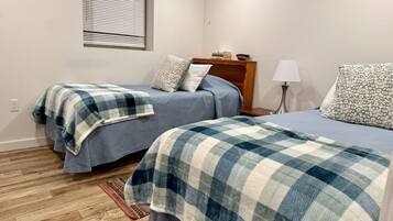 2 Schlafzimmer, Schreibtisch, Bügeleisen/Bügelbrett, Reisekinderbett